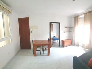 Comedor con mesa y puerta al dormitorio