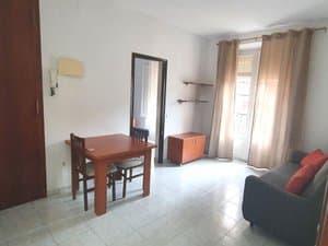 Salón con mesa, sofá y ventana