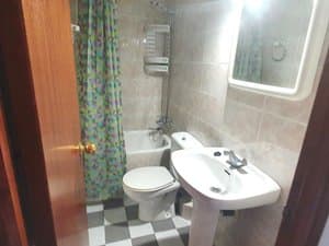 Baño con bañera, lavabo de pie e inodoro