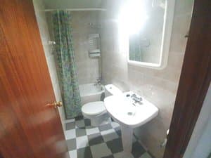 Baño con suelo ajedrezado