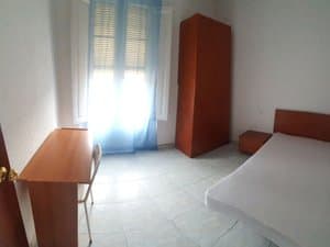 Dormitorio con escritorio y armario