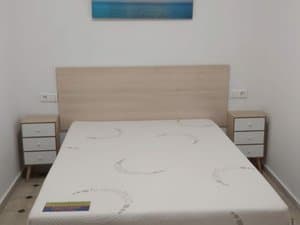 Cama de matrimonio con mesitas blancas