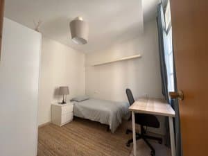 Habitación con mesita y lámpara