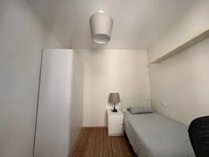 Habitación con cama y armario