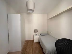 Habitación con cama y silla