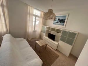 Sala de estar con sofá y cuadro