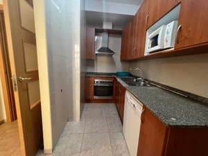 Cocina con horno, microondas y lavavajillas