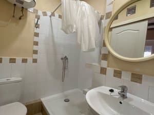 Baño con plato de ducha y lavabo