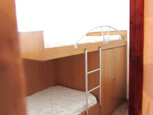 Dormitorio con litera de madera