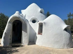 Casa ecodomo blanca con entrada en arco
