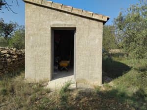 Almacén de obra con puerta abierta