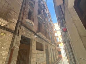Fachada del edificio en una calle estrecha del casco antiguo