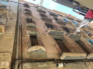 Fachada con balcones de forja vista desde abajo