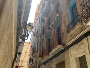 Calle del casco antiguo con el edificio