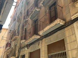 Fachada de piedra con balcones