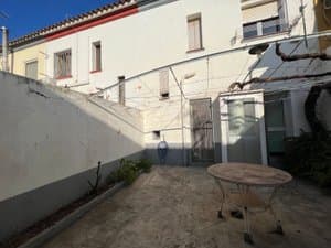 Patio con la fachada trasera de la casa