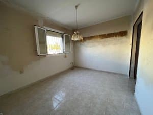 Salón vacío con ventana y lámpara
