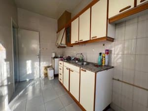Cocina con fregadero y armarios