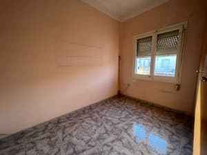 Dormitorio vacío con ventana