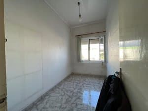 Dormitorio alargado con ventana