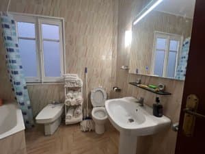 Baño con bañera, lavabo de pie e inodoro