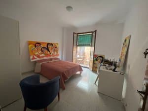 Habitación con cama doble, butaca y balcón