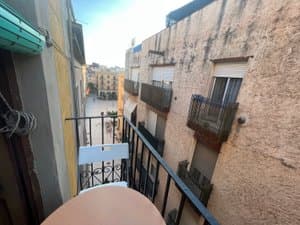 Balcón con vistas a la calle y a la plaza