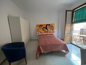 Habitación con armario blanco y cama