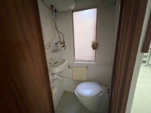 Aseo con inodoro y lavabo