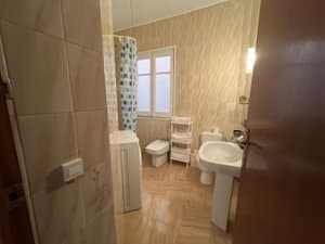 Baño con bañera, lavabo y bidé