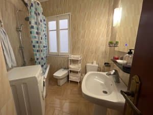 Baño con lavabo de pie y ventana