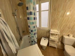 Baño con bañera y cortina