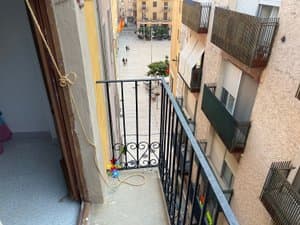 Balcón sobre la calle y la plaza