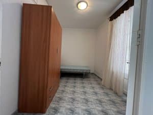 Dormitorio con armario de madera y cama
