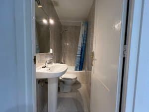 Baño con lavabo de pie y bañera