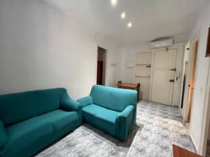 Salón con dos sofás y aire acondicionado
