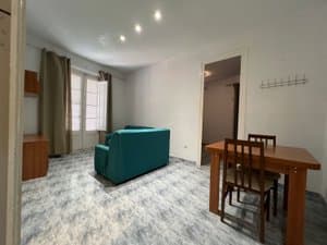 Comedor con mesa de madera y sofá