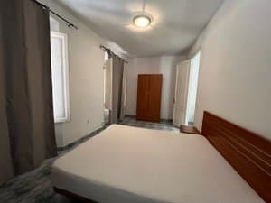 Dormitorio con cama de matrimonio y armario