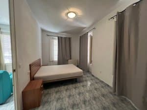 Dormitorio con cama y puerta al salón