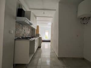 Cocina lineal con placa, campana y termo