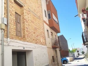 Fachada de ladrillo con puerta de garaje