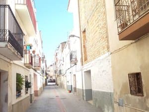 Calle estrecha del pueblo con balcones