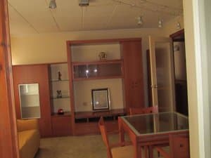 Comedor con mueble de madera y mesa de cristal