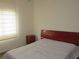 Dormitorio con cama de matrimonio y ventana