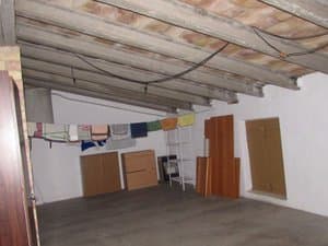 Altillo con vigas de madera y enseres