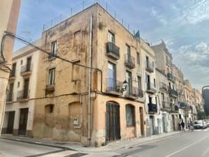 Fachada del edificio en esquina con balcones