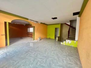 Salón amplio con arco y escalera