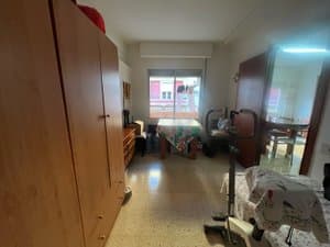 Dormitorio con armario de madera