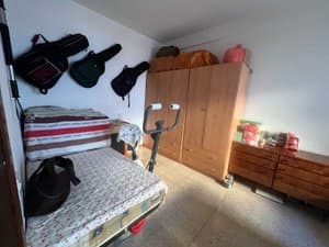 Dormitorio con cama individual y armario