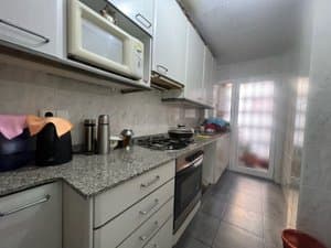 Cocina con microondas, placa y horno